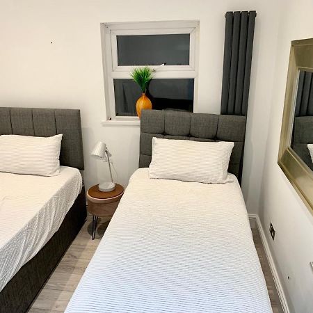 Modern 2 Bedroom Apartment With Private Garden Near Canary Wharf Лондон Екстер'єр фото