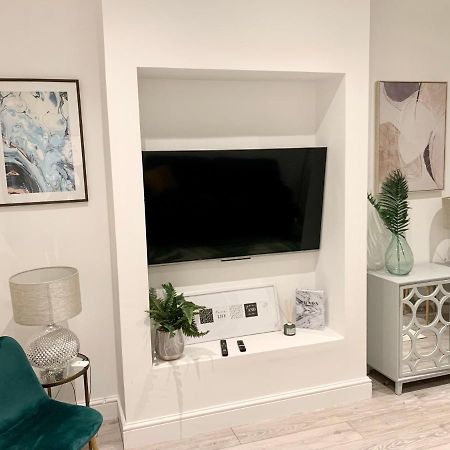 Modern 2 Bedroom Apartment With Private Garden Near Canary Wharf Лондон Екстер'єр фото