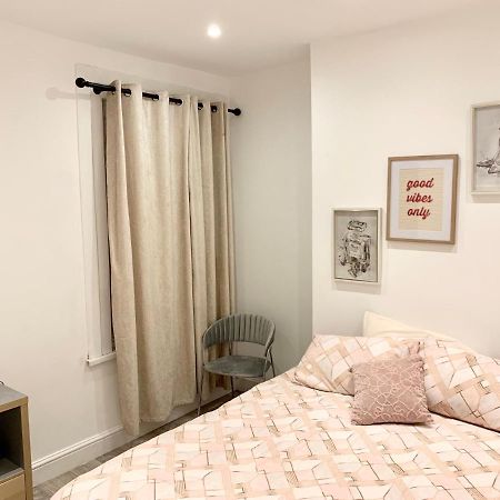 Modern 2 Bedroom Apartment With Private Garden Near Canary Wharf Лондон Екстер'єр фото