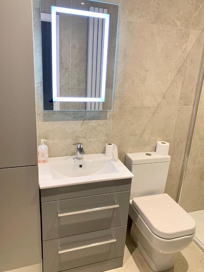 Modern 2 Bedroom Apartment With Private Garden Near Canary Wharf Лондон Екстер'єр фото