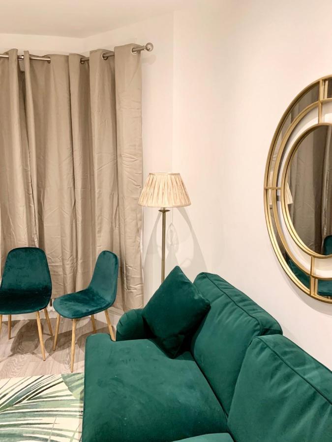 Modern 2 Bedroom Apartment With Private Garden Near Canary Wharf Лондон Екстер'єр фото