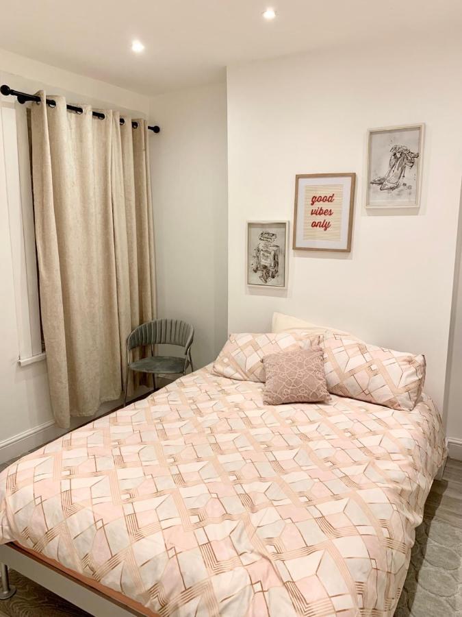 Modern 2 Bedroom Apartment With Private Garden Near Canary Wharf Лондон Екстер'єр фото