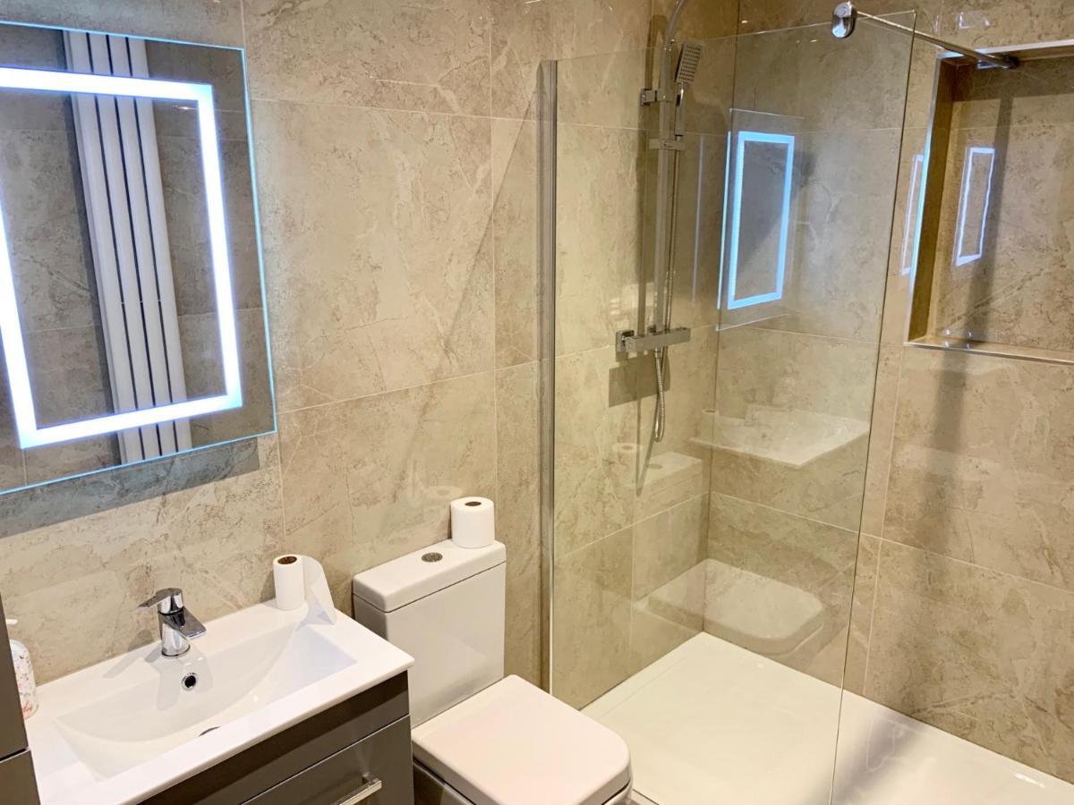 Modern 2 Bedroom Apartment With Private Garden Near Canary Wharf Лондон Екстер'єр фото