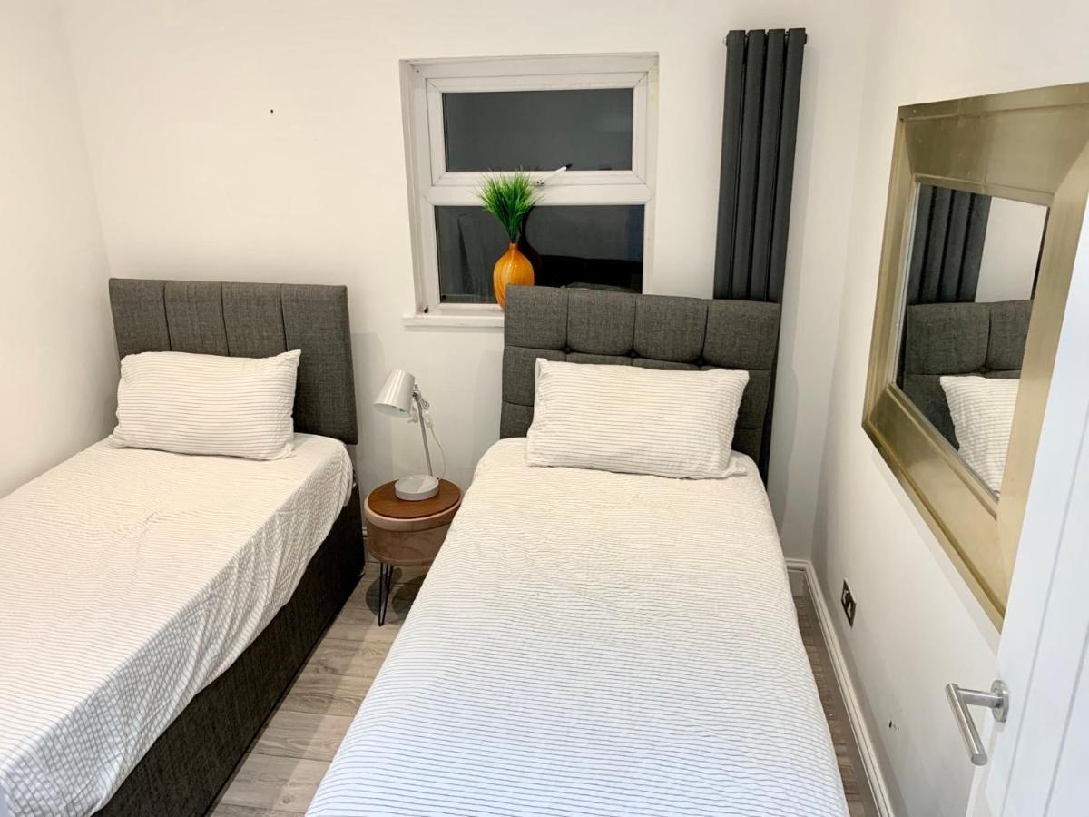 Modern 2 Bedroom Apartment With Private Garden Near Canary Wharf Лондон Екстер'єр фото