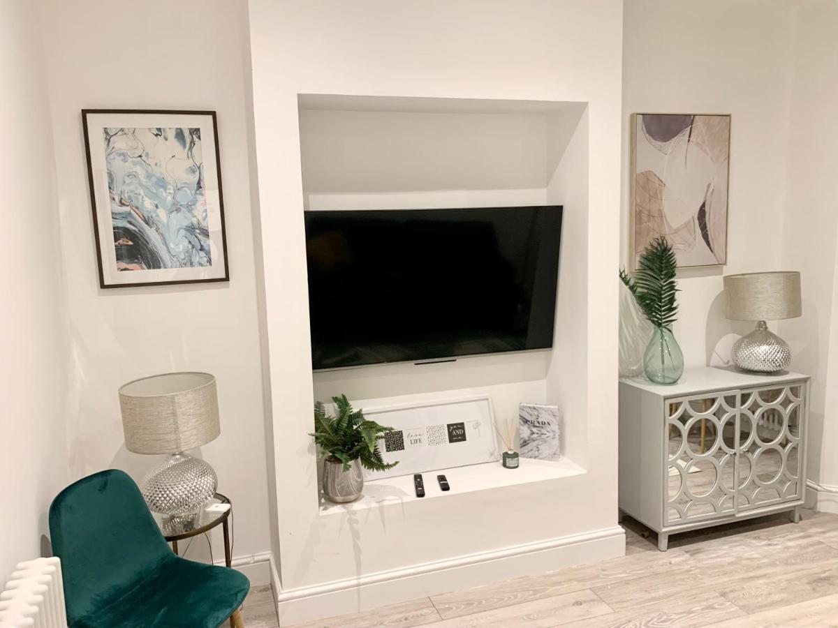 Modern 2 Bedroom Apartment With Private Garden Near Canary Wharf Лондон Екстер'єр фото