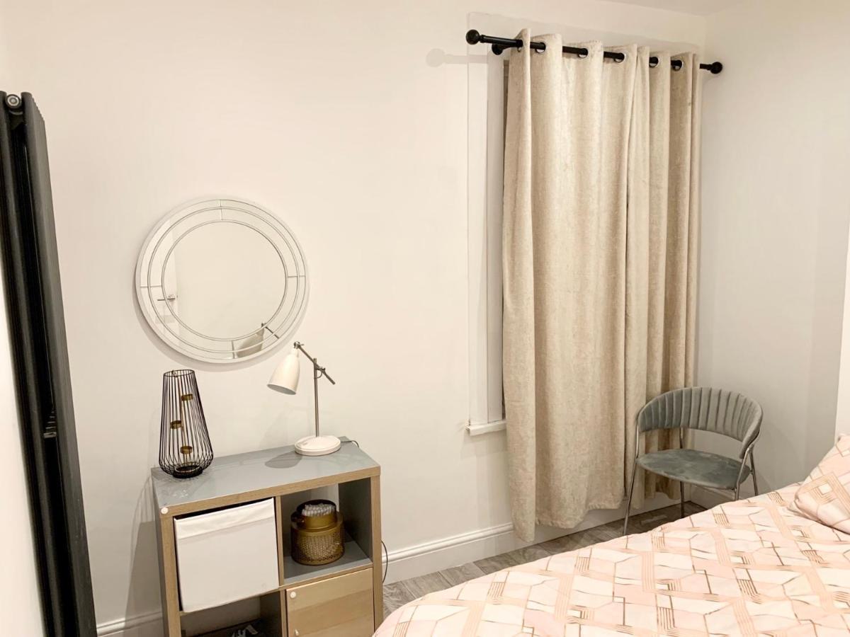 Modern 2 Bedroom Apartment With Private Garden Near Canary Wharf Лондон Екстер'єр фото
