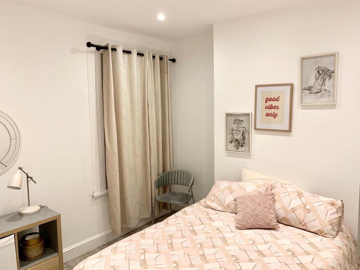 Modern 2 Bedroom Apartment With Private Garden Near Canary Wharf Лондон Екстер'єр фото
